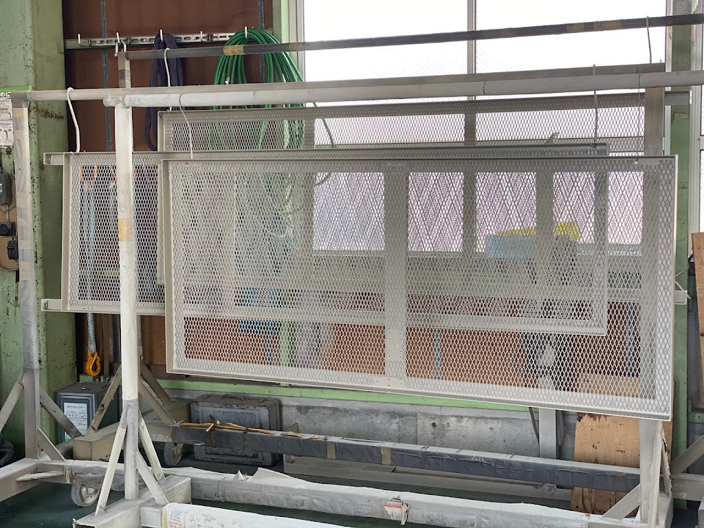 電気室用のフェンス。